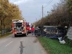 Smrteľná nehoda na rovnej ceste: Auto skončilo prevrátené mimo vozovky