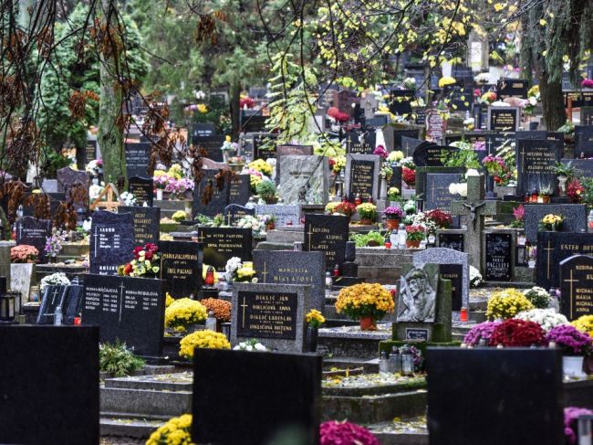 Začiatok novembra charakterizuje najmä spomienka na zosnulých