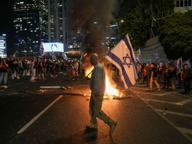  Stovky ľudí v Tel Avive protestovali proti odvolaniu Galanta