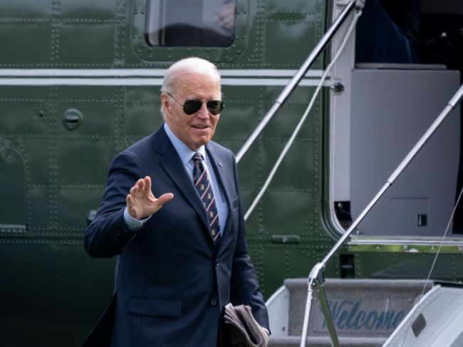 Biden telefonicky zablahoželal Trumpovi a pozval ho do Bieleho domu