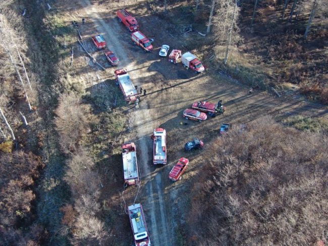 Požiar lesa pri Prievidzi hasí vyše 100 hasičov, ďalší vypukol na západe