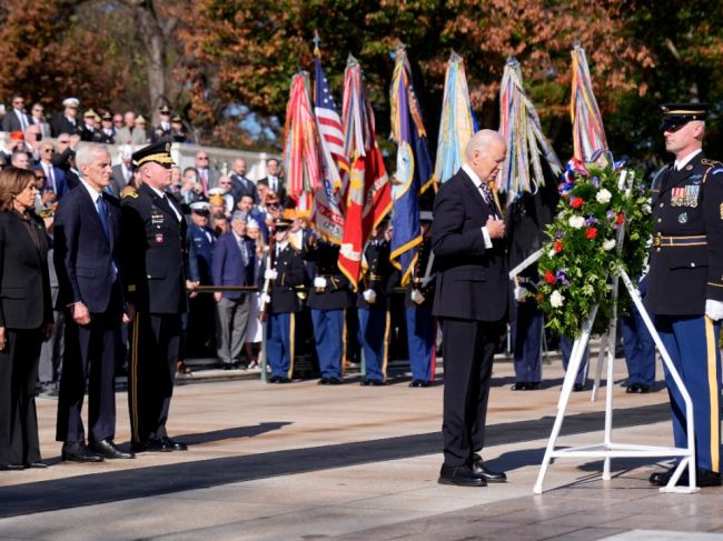 Biden a Harrisová si uctili vojnových veteránov