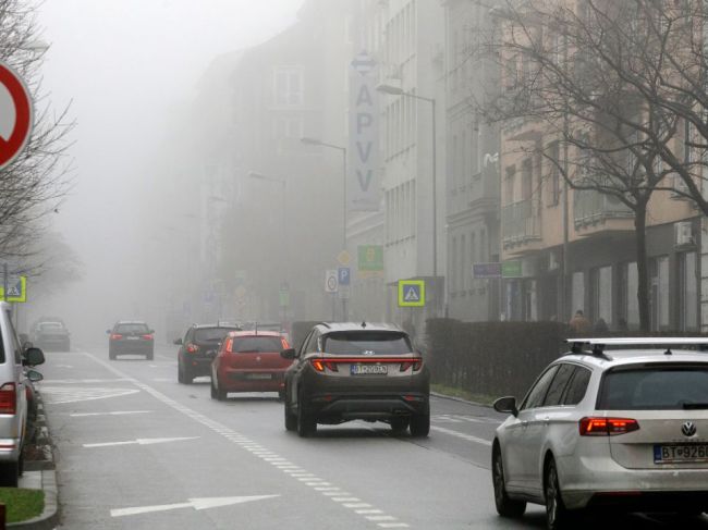 SHMÚ: Na celom území Slovenska treba rátať v stredu ráno s hmlou aj poľadovicou