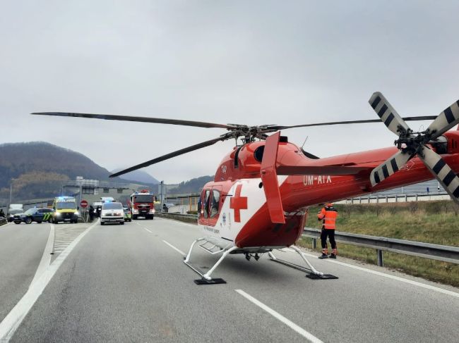 Vážna nehoda na zjazde z diaľnice: Na mieste zasahoval vrtuľník