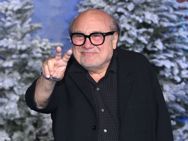 Danny DeVito, malý, ale neprehliadnuteľný muž Hollywoodu, má 80 rokov