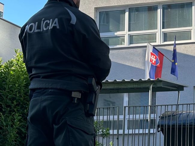 ŠTS: Policajta obvineného z prijatia úplatku prepustili zo zadržania na slobodu