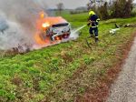 Auto pohltili plamene: Po náraze do zábradlia auto zhorelo do tla