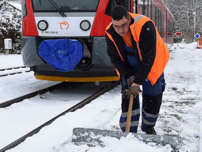 Železničná doprava je na viacerých úsekoch prerušená, vlaky kvôli snehu meškajú