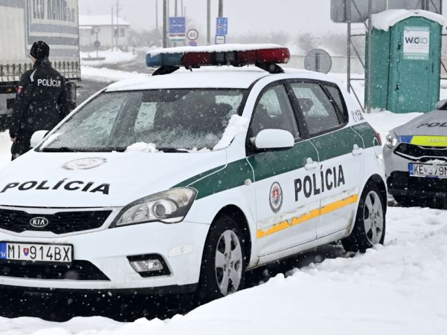 Polícia uložila pokutu vodičovi za neodstránený sneh z vozidla