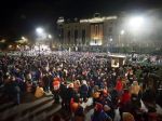 V Gruzínsku protestujú desaťtisíce ľudí proti zastaveniu rokovaní s EÚ