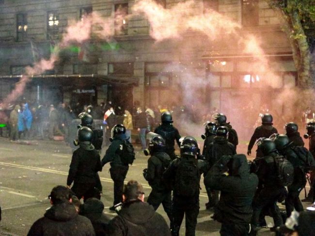 Počas protestov v Gruzínsku zadržala polícia viac než 100 demonštrantov