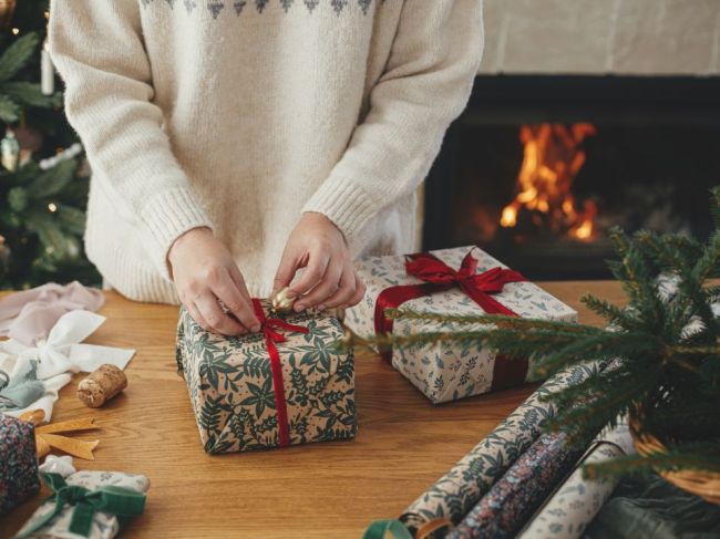 Slováci plánujú minúť na darčeky do 200 eur, najviac na hmotné dary