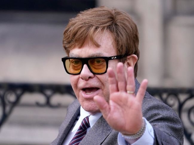 Spevák Elton John oznámil, že prišiel o zrak