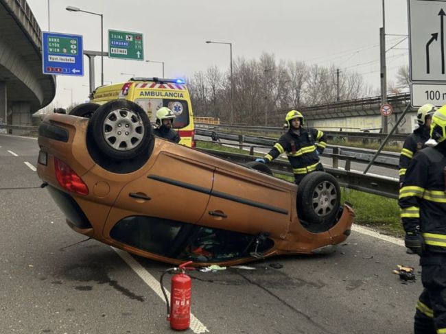 Rýchla jazda skončila prevráteným vozidlom