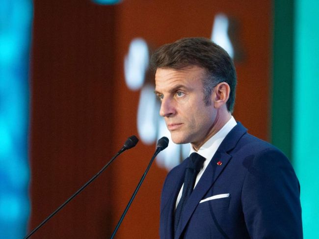 Macron odmietol výzvy na odstúpenie ako "politickú fikciu"