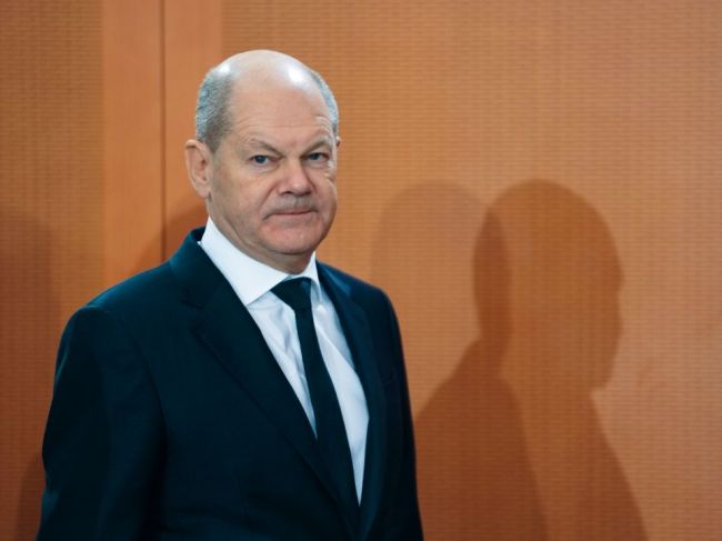 Kancelár Scholz obhajoval štátnu podporu výstavby tovární na batérie