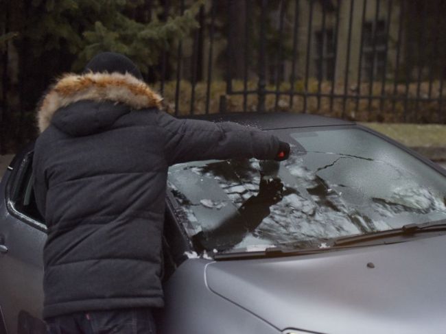 SHMÚ i dopravné servisy upozorňujú na poľadovicu