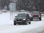 Silné sneženie komplikuje dopravu, na týchto úsekoch ciest sa šmýka