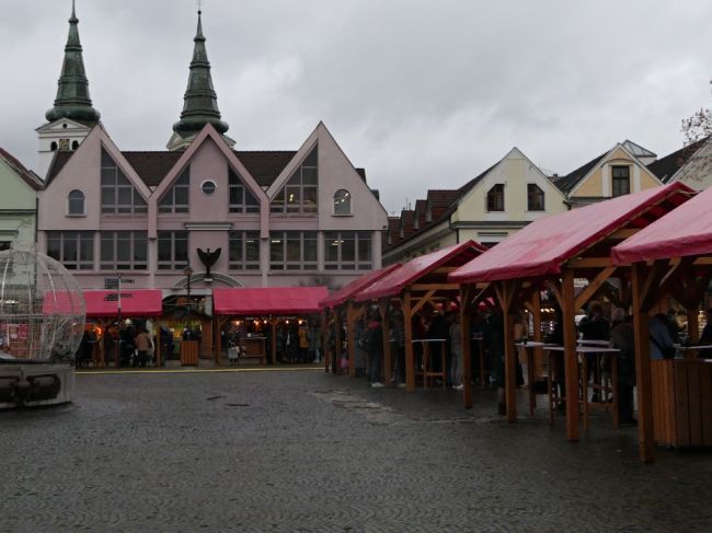 Hygienici upozorňujú, na čo si treba dávať pozor v stánkoch na vianočných trhoch 