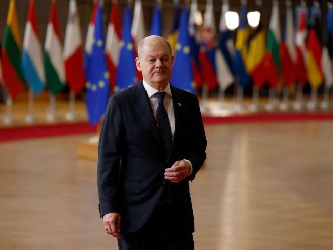 Scholz a Kallasová pred začatím samitu upozornili na obchodné záležitosti EÚ