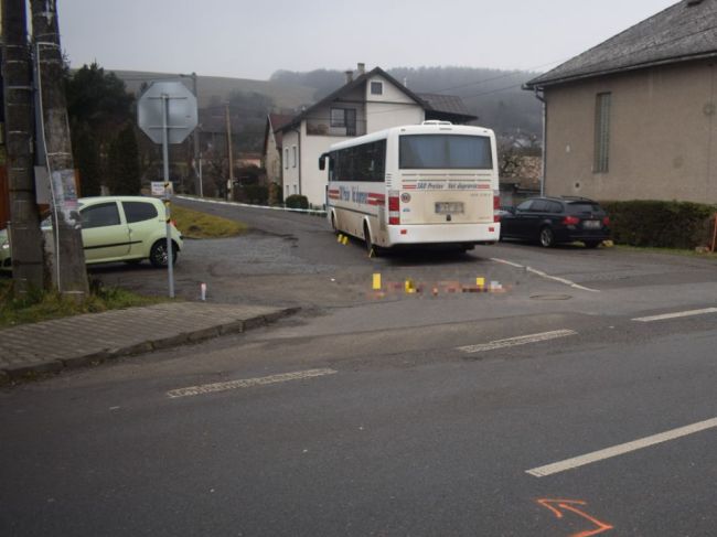 Po zrážke s autobusom prišla o život 46-ročná chodkyňa