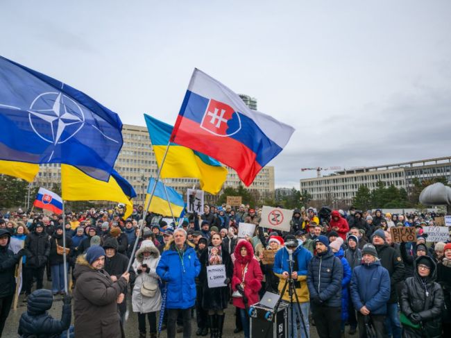 V Bratislave proti návšteve premiéra v Moskve protestujú stovky ľudí