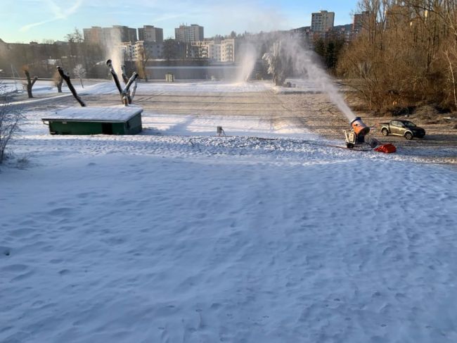 Banská Bystrica ponúka zimnú zábavu: Sánkovanie, bobovanie a korčuľovanie zdarma