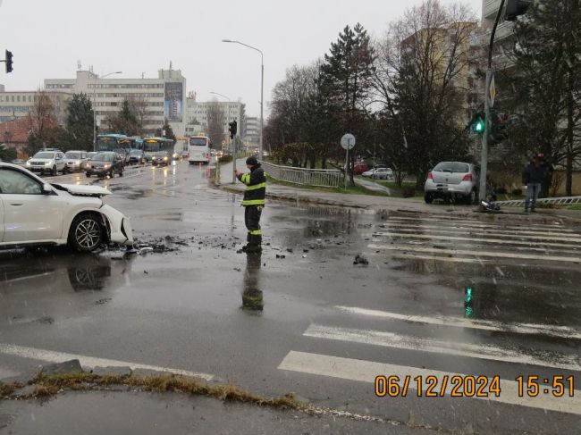 Polícia hľadá svedkov nehody dvoch osobných vozidiel