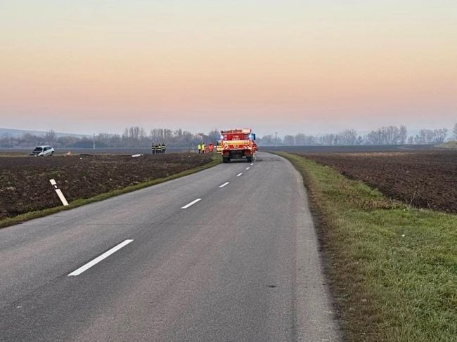 Tragická nehoda: Auto zišlo z cesty a niekoľkokrát sa prevrátilo