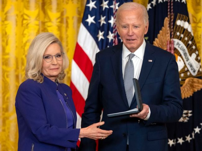 Biden udelil druhé najvyššie občianske vyznamenanie, dostala ho Trumpova kritička