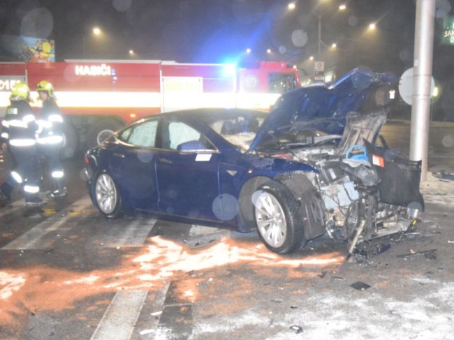 Polícia hľadá svedkov nehody, vodič z miesta ušiel 