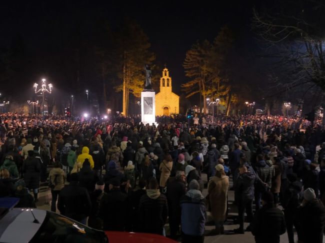 Tisíce ľudí v Čiernej Hore si pripomenuli obete hromadnej streľby