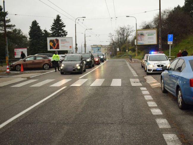 Polícia hľadá svedkov nehody auta s chodcom, ktorá sa stala v Bratislave