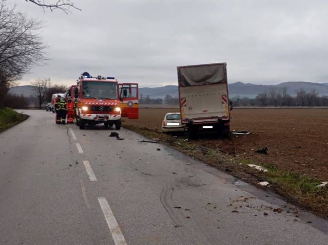 Zrážku s nákladným autom neprežila 59-ročná vodička