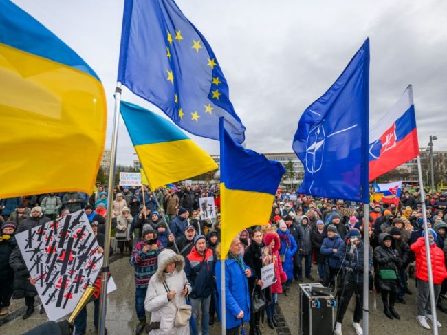 Protestuje celé Slovensko: Ľudia nesúhlasia s krokmi Ficovho kabinetu