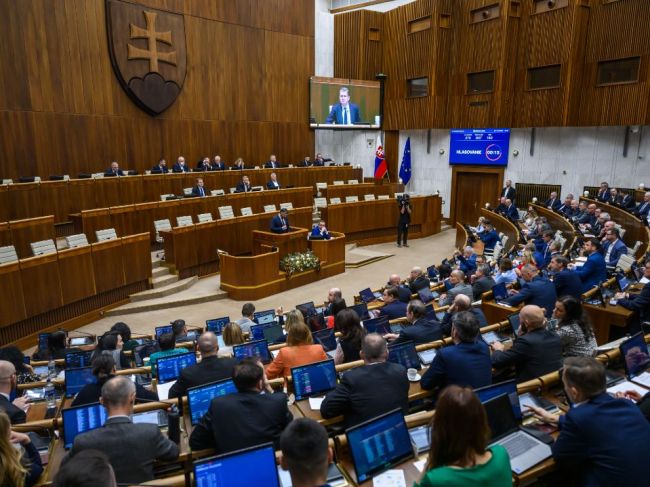 Schôdzu k zahraničnej politike neotvorili, poslanci sa o to pokúsia v stredu