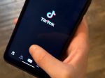 Platforma Tiktok po uistení Trumpa obnovuje v USA svoje služby