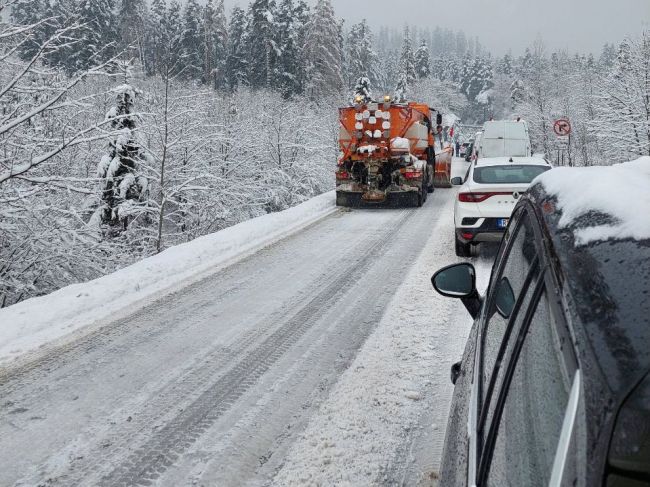 Situáciu na cestách komplikuje poľadovica, cestári upozorňujú aj na utlačený sneh