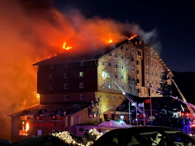 Požiar v lyžiarskom stredisku má 76 obetí, vyhlásili štátny smútok