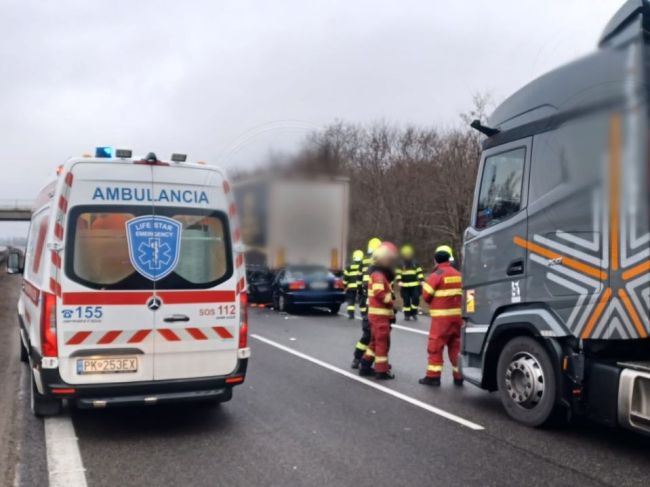 Vážna nehoda na diaľnici D2: Kamión sa zrazil s osobným autom