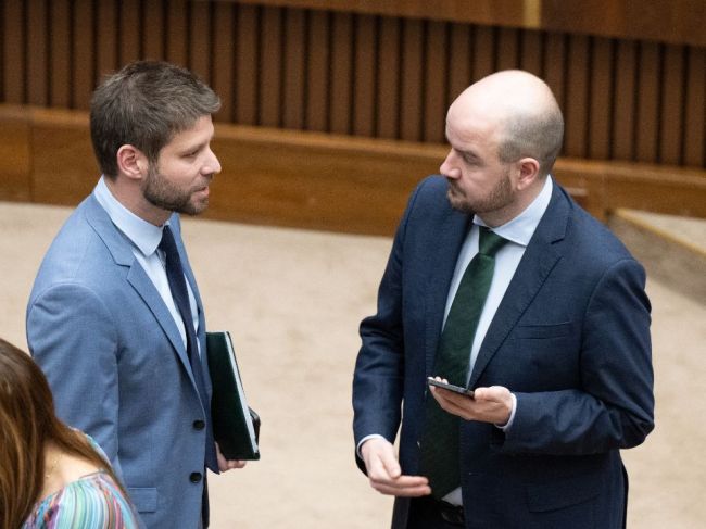 O návrhu na odvolanie vlády má parlament rokovať v utorok