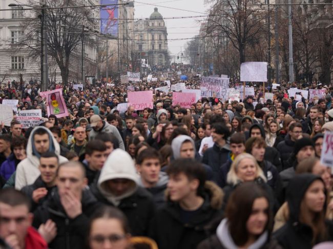 Do demonštrantov v Belehrade vrazilo auto, vodička po čine ušla