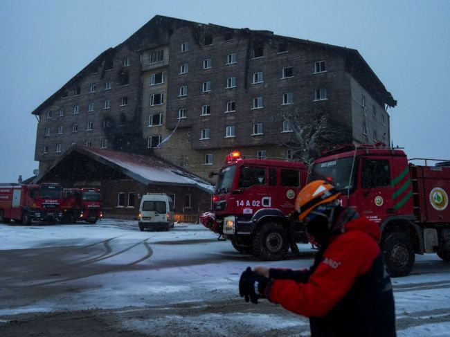 V súvislosti s požiarom v lyžiarskom stredisku zadržali už 14 ľudí