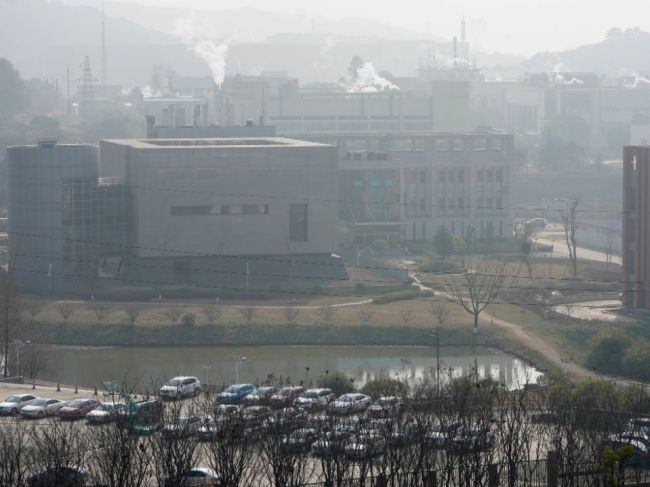 CIA považuje únik covidu z laboratória za "pravdepodobnejšiu" alternatívu pôvodu