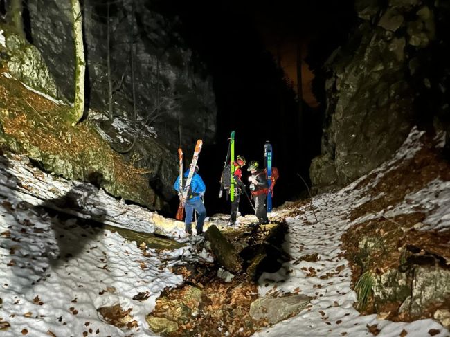 V Malej Fatre uviazli lyžiari, v náročnom teréne im pomáhali záchranári