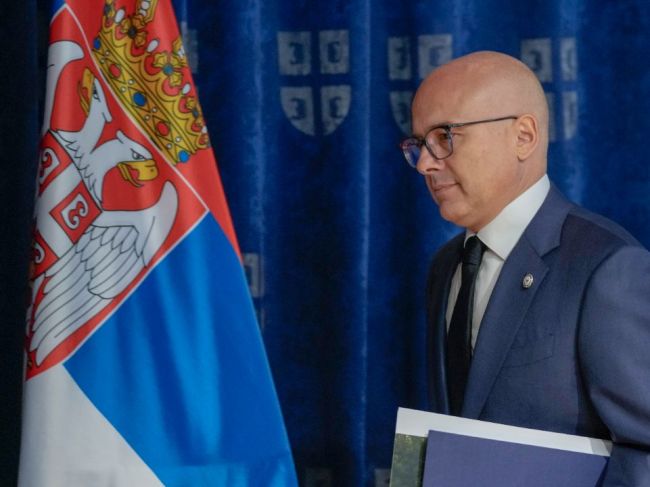 Srbský premiér Vučevič v čase protivládnych protestov podal demisiu