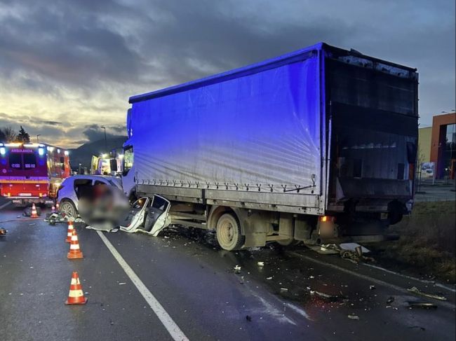 Obeťami rannej dopravnej nehody v Žiline boli dvaja spolujazdci