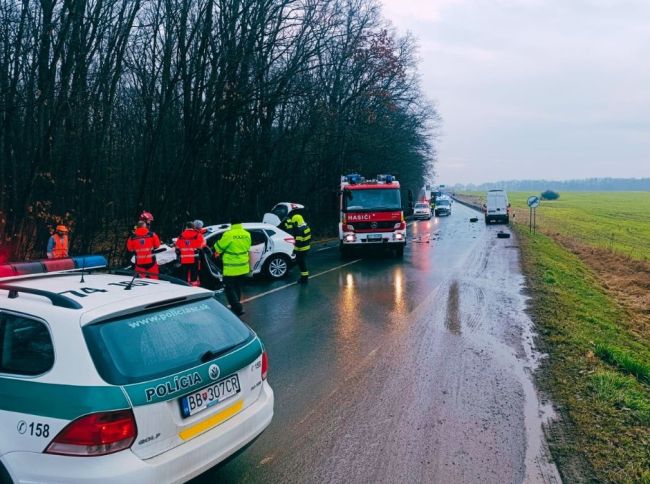 Vážna nehoda dvoch áut: Cestu museli obojsmerne uzavrieť