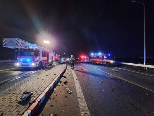 FOTO: Pri vážnej dopravnej nehode sa zranili dve osoby