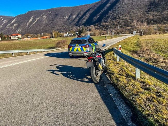 Pri nehode zahynula mladá žena, polícia varuje motorkárov